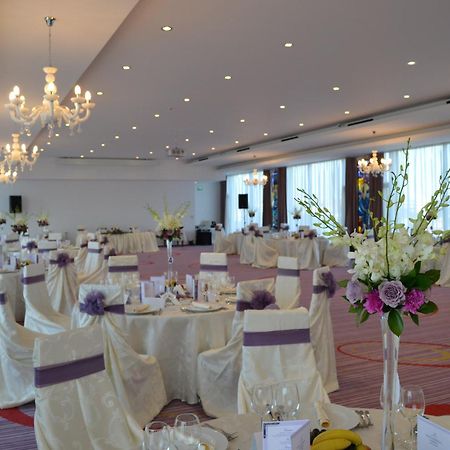 Marshal Garden Hotel Bukarest Étterem fotó A wedding reception at the InterContinental Budapest