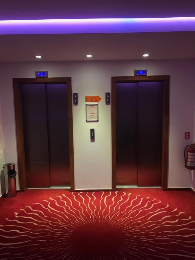 Marshal Garden Hotel Bukarest Kültér fotó Elevators in a hotel