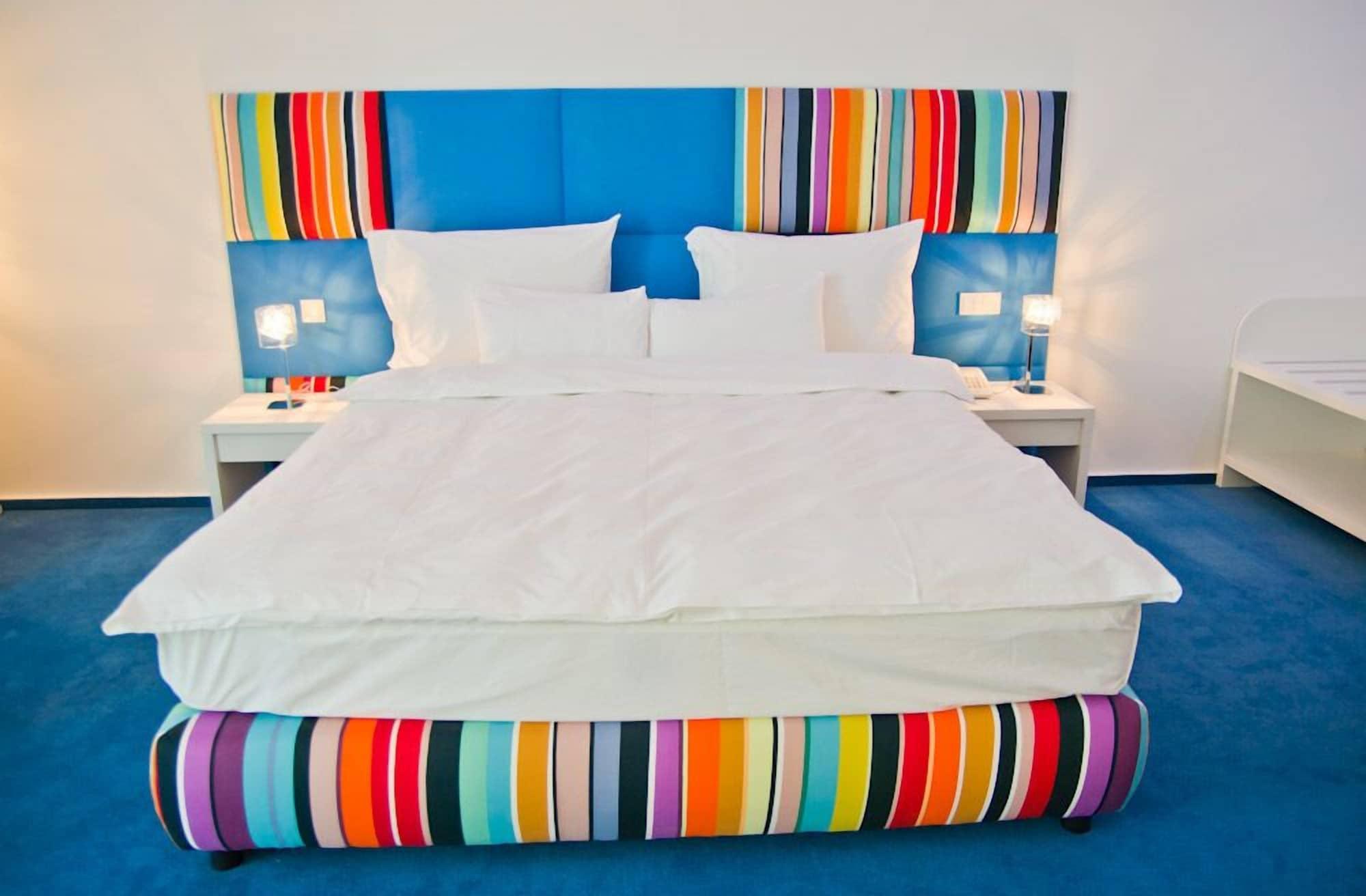 Marshal Garden Hotel Bukarest Kültér fotó A bed
