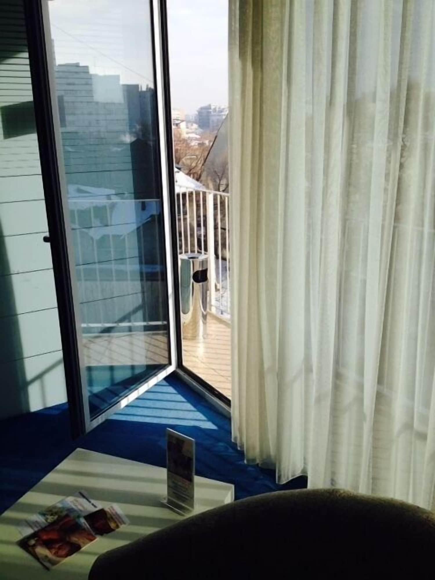 Marshal Garden Hotel Bukarest Kültér fotó A balcony on a cruise ship