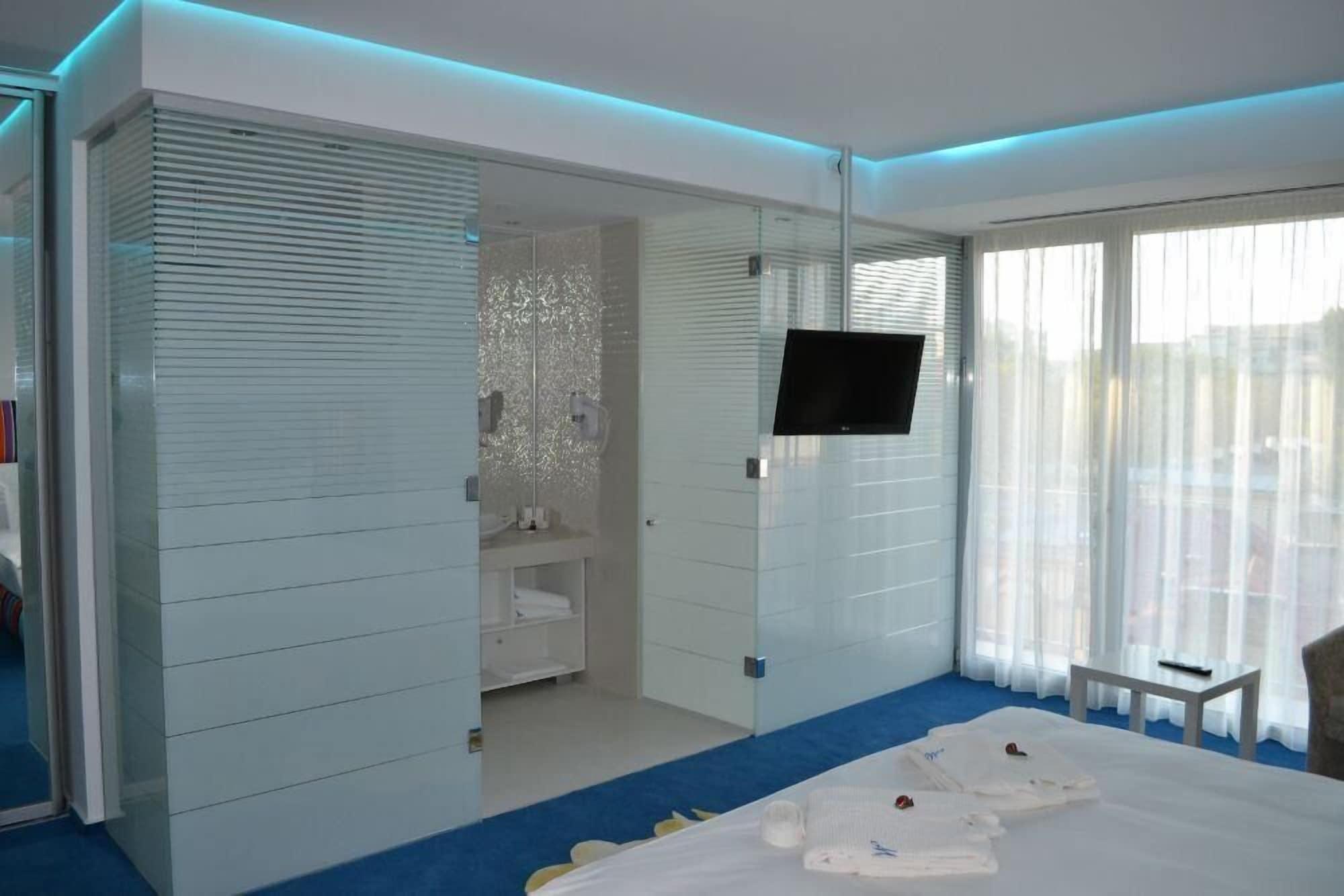 Marshal Garden Hotel Bukarest Kültér fotó A glass shower enclosure