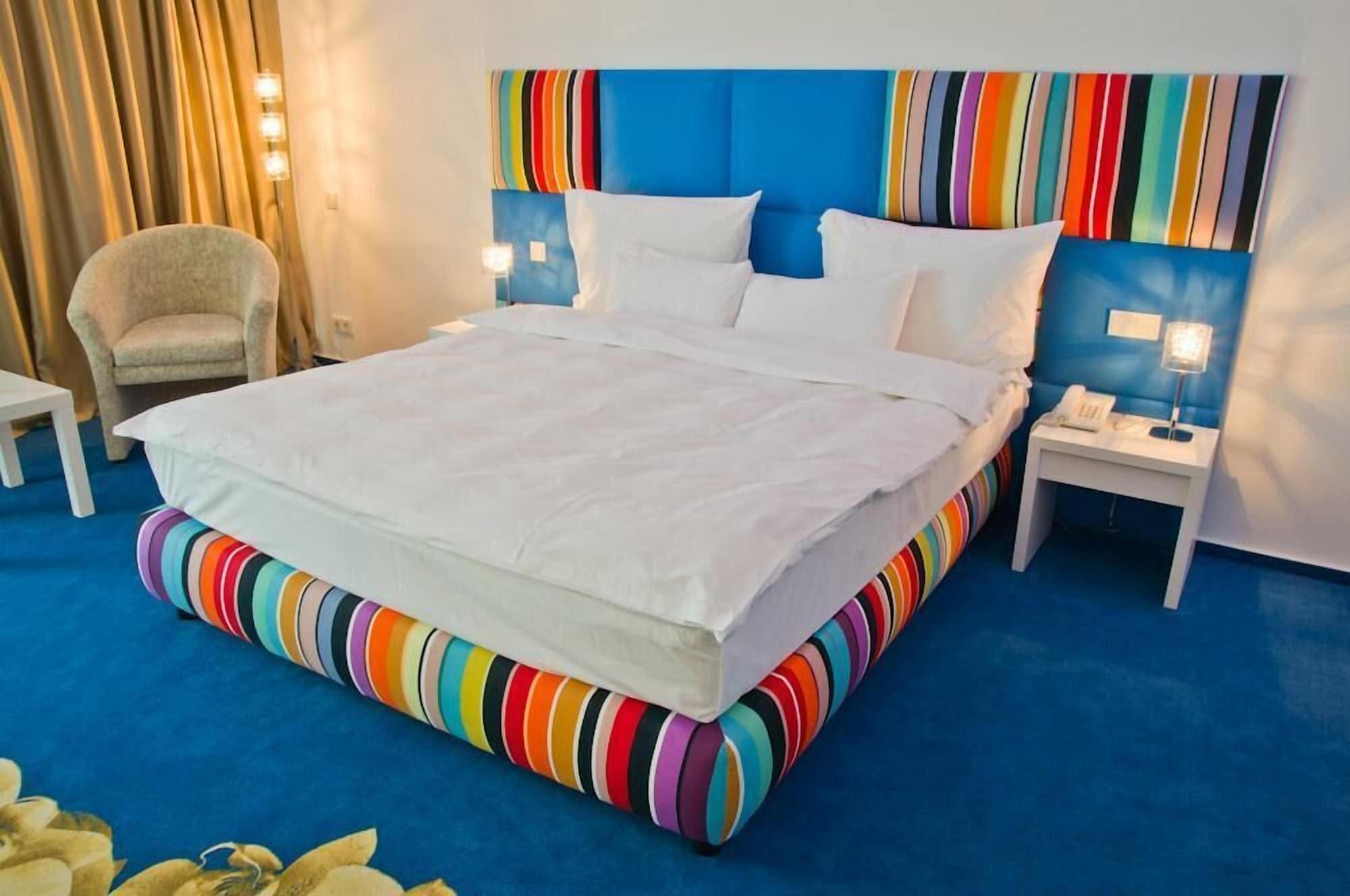 Marshal Garden Hotel Bukarest Szoba fotó A bed
