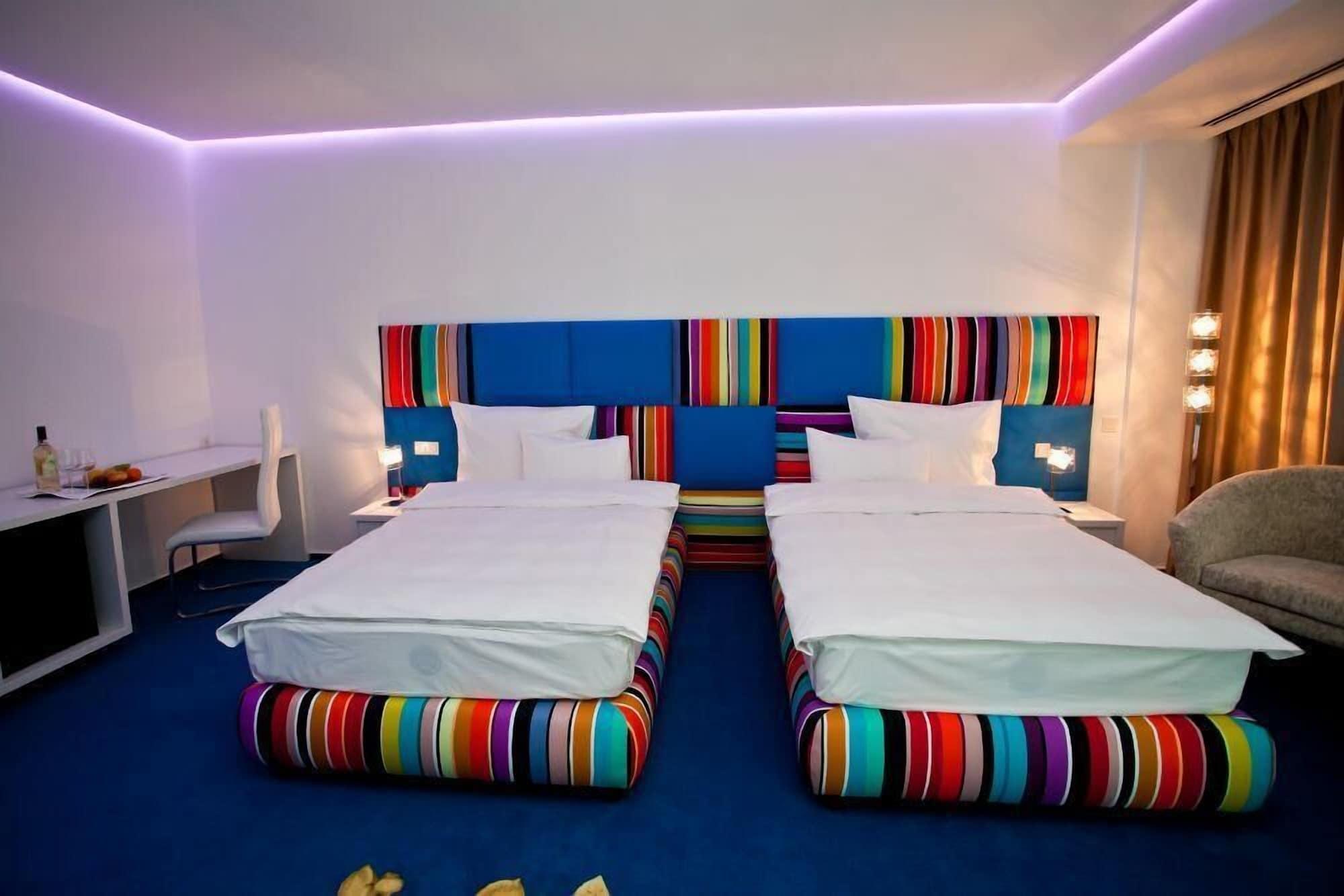 Marshal Garden Hotel Bukarest Szoba fotó A room at the hotel