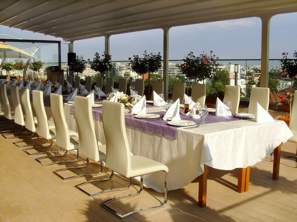 Marshal Garden Hotel Bukarest Kültér fotó The Sky Bar