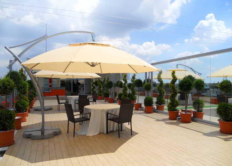 Marshal Garden Hotel Bukarest Kültér fotó Rooftop bar