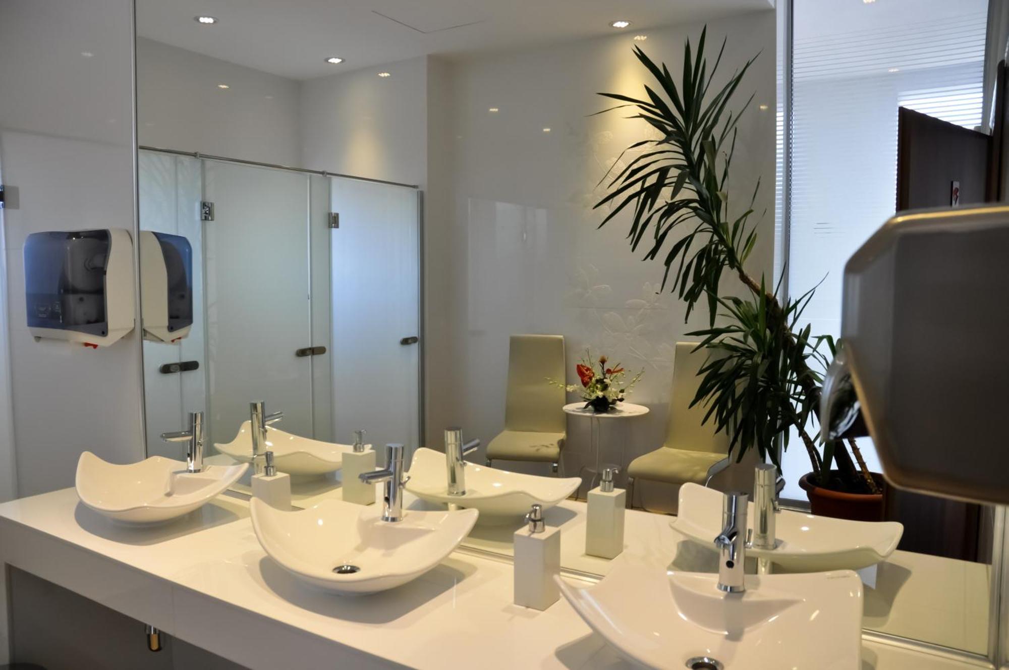 Marshal Garden Hotel Bukarest Kültér fotó A modern bathroom
