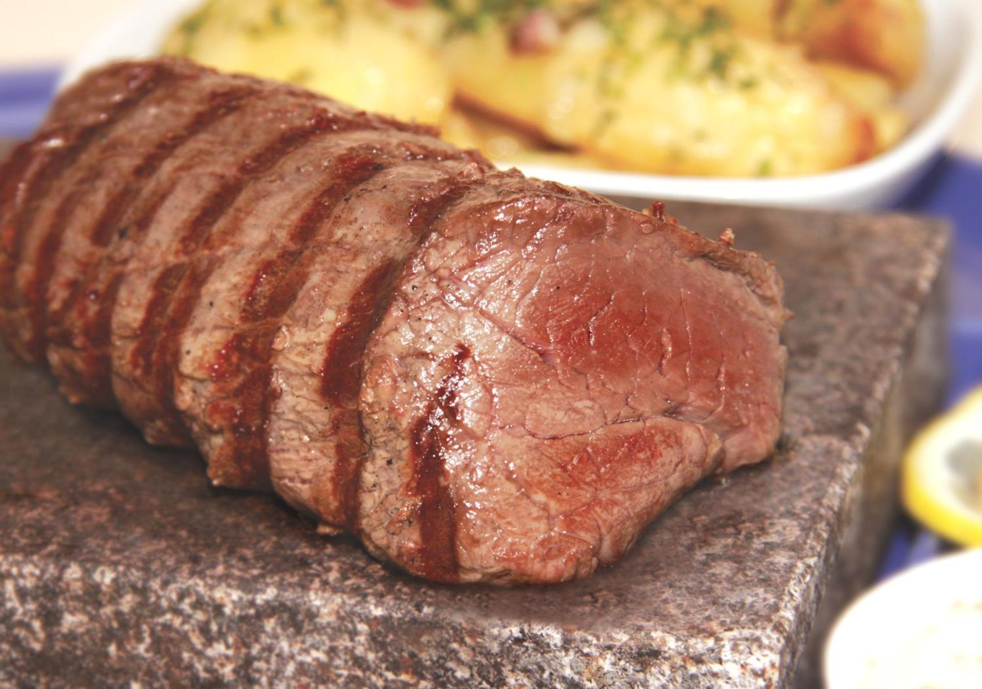 Marshal Garden Hotel Bukarest Kültér fotó A steak cooked on a hot stone