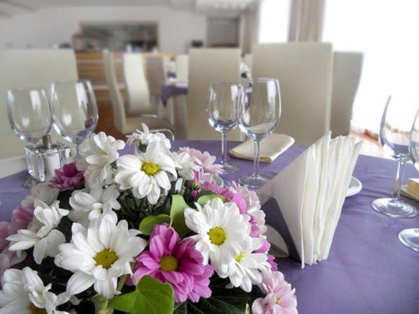 Marshal Garden Hotel Bukarest Kültér fotó A table set for a wedding reception
