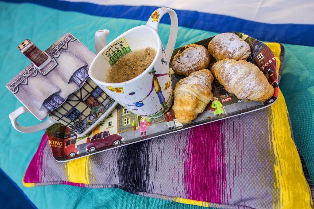 Marshal Garden Hotel Bukarest Kültér fotó A cup of tea with a selection of pastries