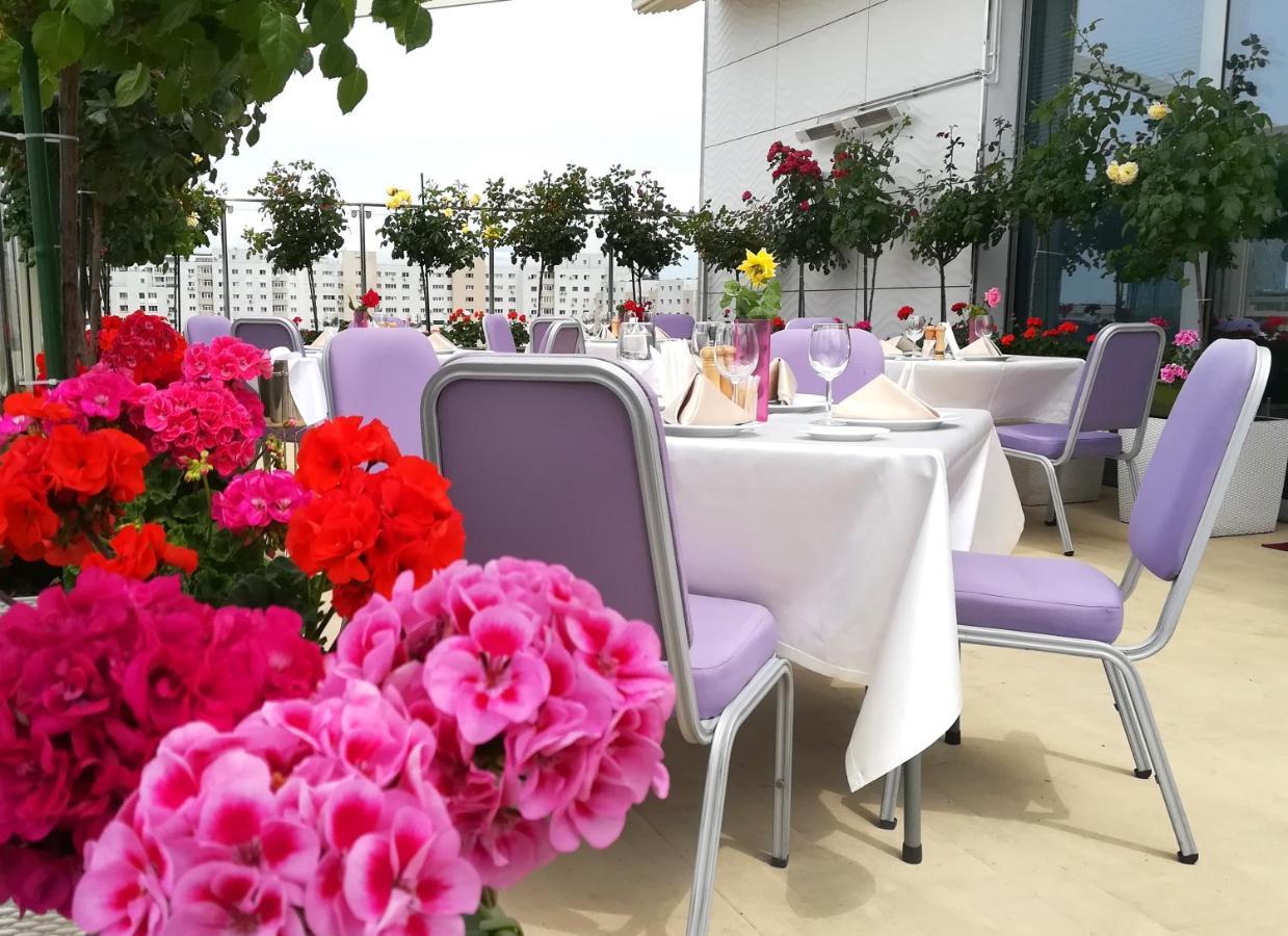 Marshal Garden Hotel Bukarest Kültér fotó The terrace of the restaurant