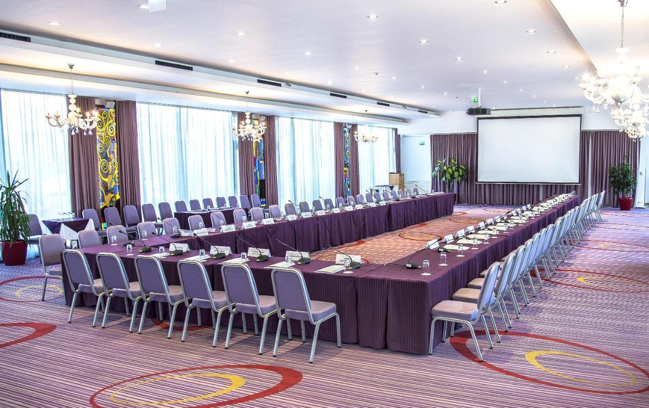 Marshal Garden Hotel Bukarest Kültér fotó A meeting room
