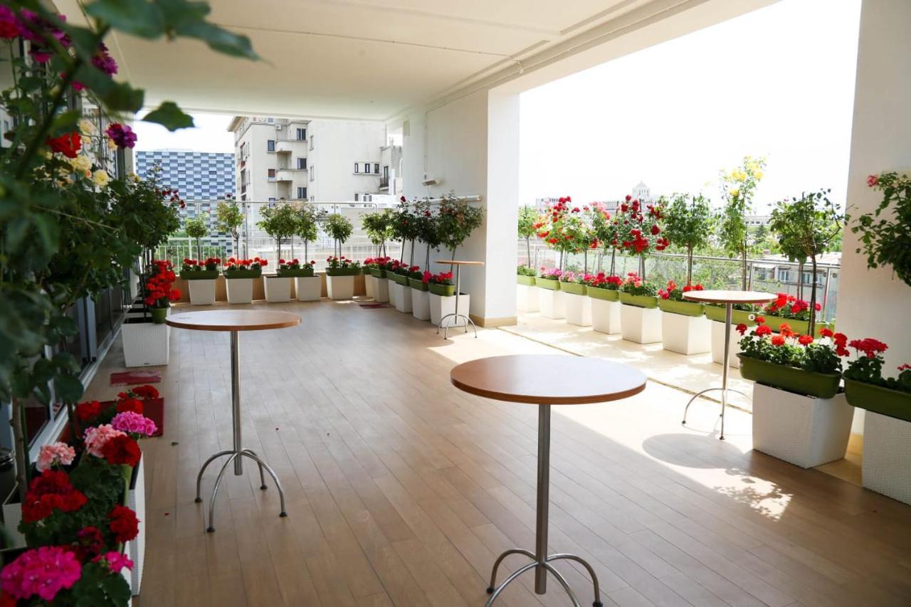 Marshal Garden Hotel Bukarest Kültér fotó The balcony of the 101st floor